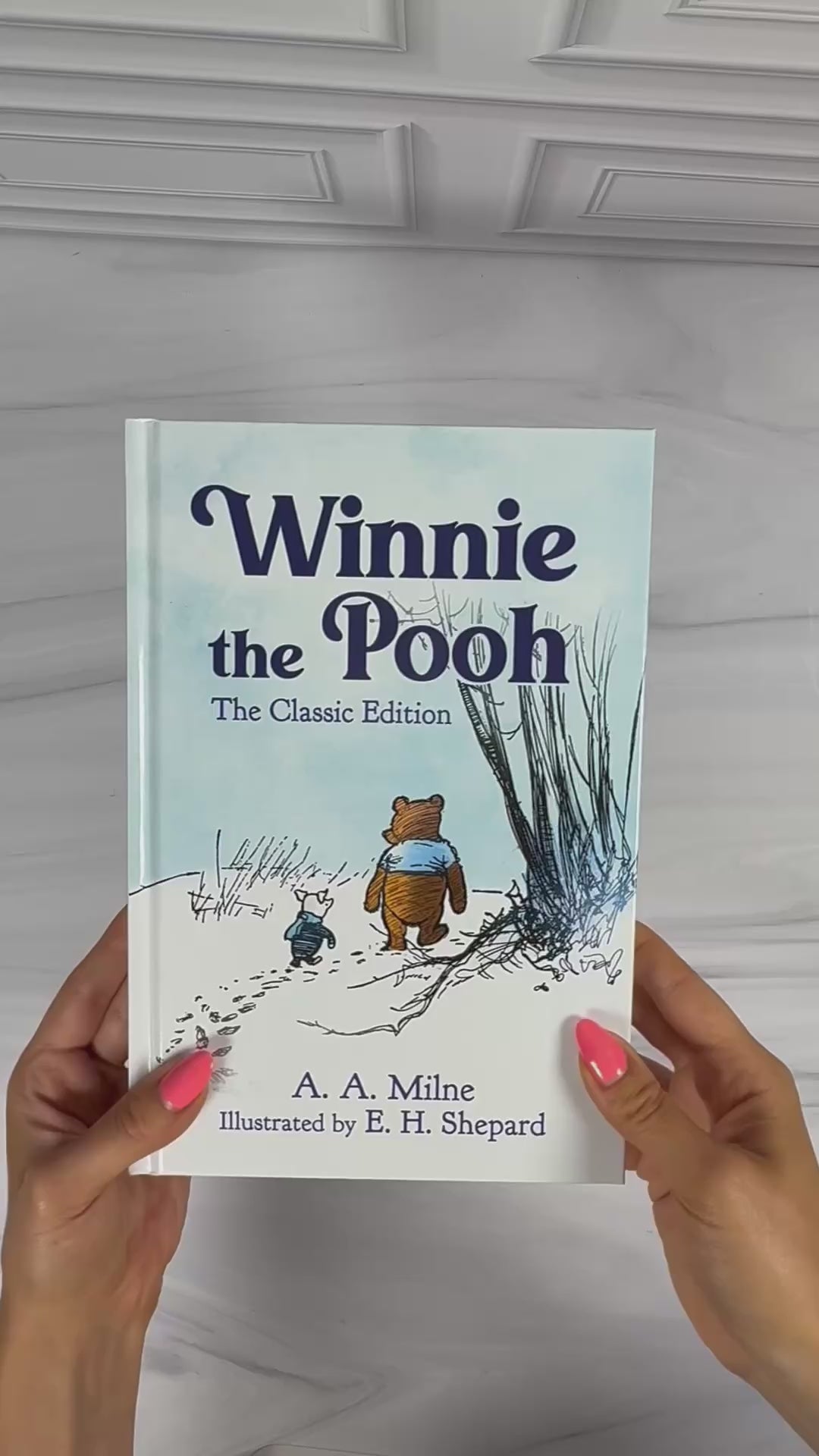 Video showing the Winnie-the-Pooh and The House at Pooh Corner hardcover boxed set, including the books and their illustrated covers.